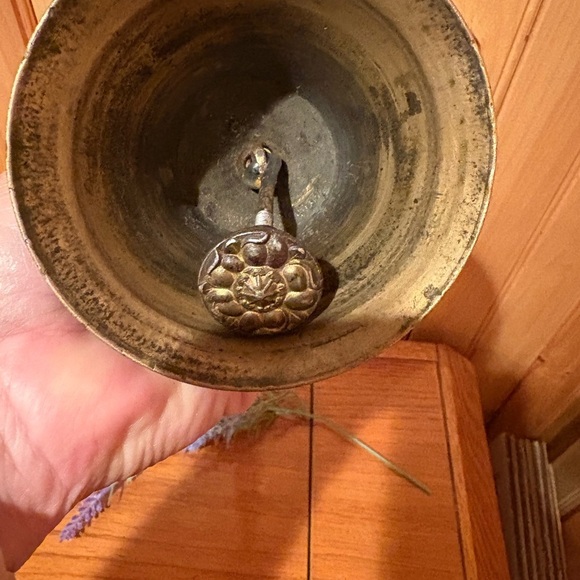 Antique brass school bell with a wooden handle vintage - Picture 6 of 10
